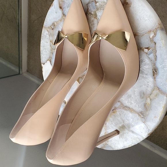 🌟 Stuart Weitzman Stanton Nude Gold Bow Pump - Picture 5 of 13